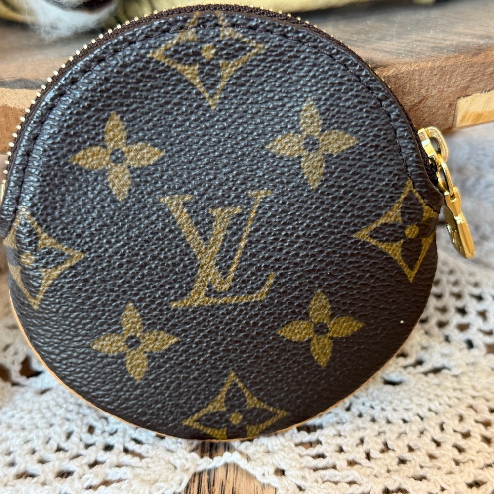 Louis Vuitton Monogram Round Coin Purse - Picture 3 of 8